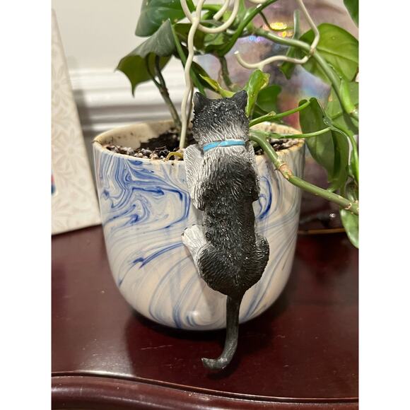 Black & White with Blue Collar Adorable Kitty Cat Plant Pot Hanger/Figurine - Picture 4 of 5